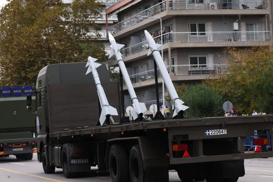 Συγκινεί ο πιλότος του μαχητικού F16 της ομάδας «ΖΕΥΣ» για την 28η Οκτωβρίου - Τι είπε για τους Έλληνες και την Ελλάδα 3 stratiotiki parelasi 1