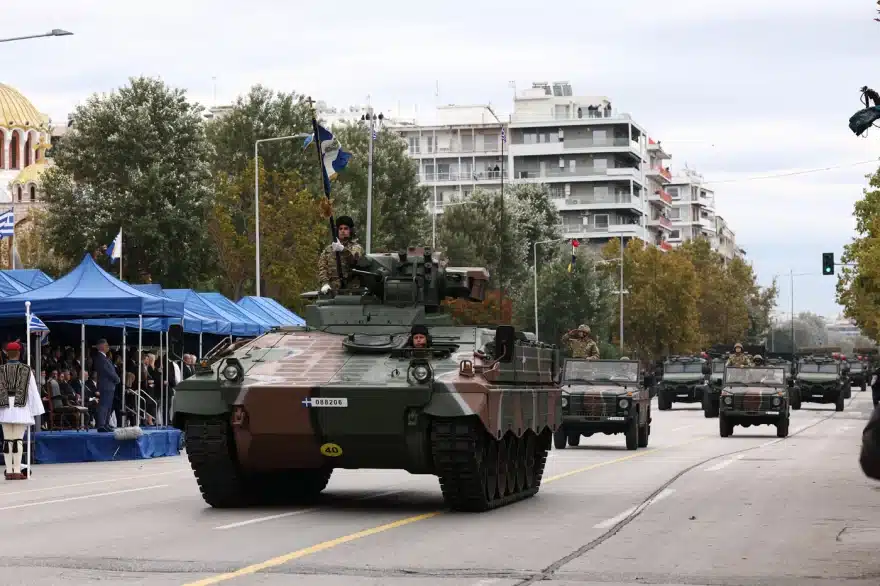 Συγκινεί ο πιλότος του μαχητικού F16 της ομάδας «ΖΕΥΣ» για την 28η Οκτωβρίου - Τι είπε για τους Έλληνες και την Ελλάδα 4 stratiotiki parelasi 2 2