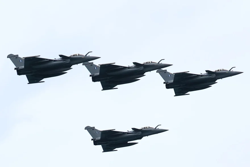 Συγκινεί ο πιλότος του μαχητικού F16 της ομάδας «ΖΕΥΣ» για την 28η Οκτωβρίου - Τι είπε για τους Έλληνες και την Ελλάδα 9 stratiotiki parelasi 7 2