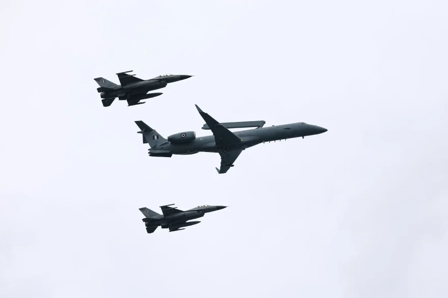 Συγκινεί ο πιλότος του μαχητικού F16 της ομάδας «ΖΕΥΣ» για την 28η Οκτωβρίου - Τι είπε για τους Έλληνες και την Ελλάδα 10 stratiotiki parelasi 8 2