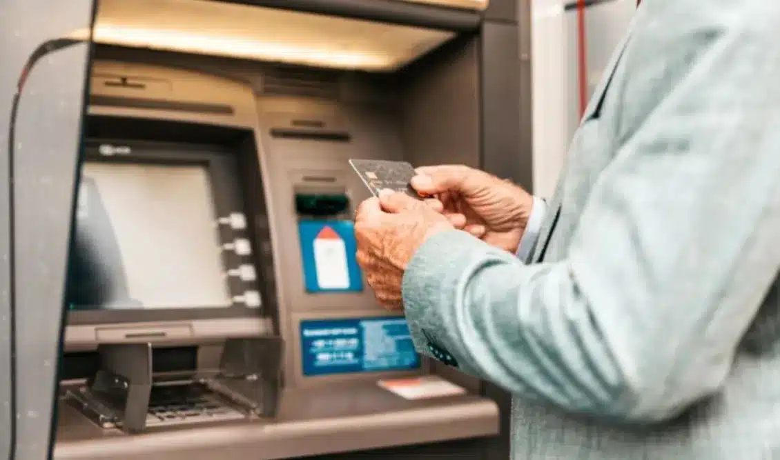 Ανακοίνωση για τις συντάξεις Νοεμβρίου: Πολύ νωρίτερα οι πληρωμές λόγω 28ης Οκτωβρίου – Δείτε πότε 2 sudaxeis noemvriou 2026 pote bainoun ta hrimata sta atm ti allazei logo tis 28is oktovriou