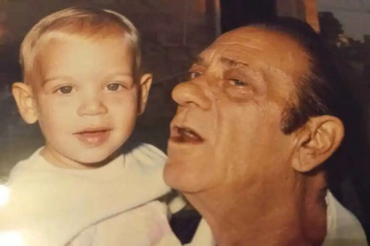 The Voice: Ίδιος ο παππούς του ο εγγονός του Γιώργου Ζαμπέτα - Τραγούδησε τη μεγάλη επιτυχία «Μάλιστα, κύριε» και αποθεώθηκε – H ομοιότητά τους 2 the voice giorgos zampetas eggonos 4
