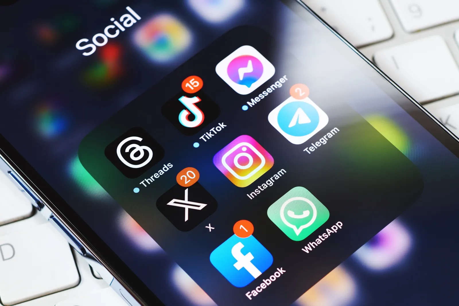 «Φρένο» στα social media για ιερείς και μοναχούς – Τι προβληματίζει την Ιερά Σύνοδο και ποια μέτρα εξετάζονται 2 threads x instagram facebook whatsapp apps on smartphone screen